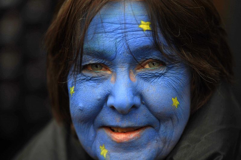 Una mujer con el rostro pintado con los colores de la bandera de la UE