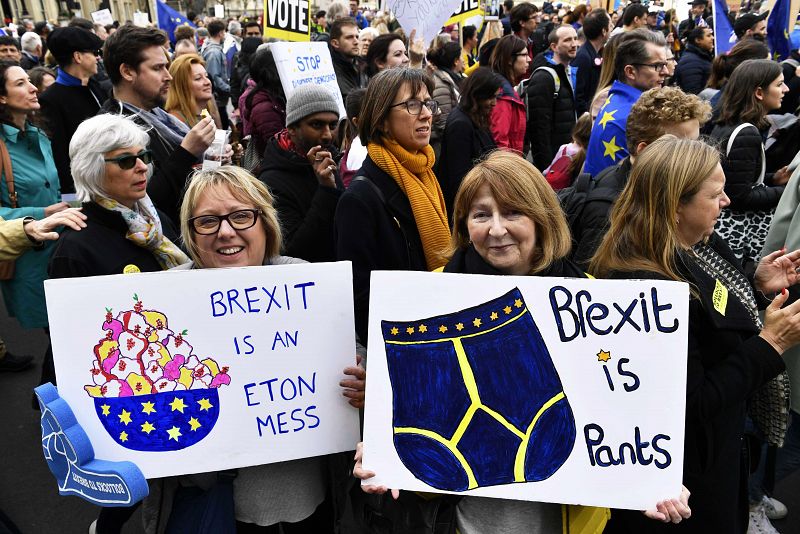 Dos mujeres portan sendas pancartas en contra de la salida del Reino Unido de la UE