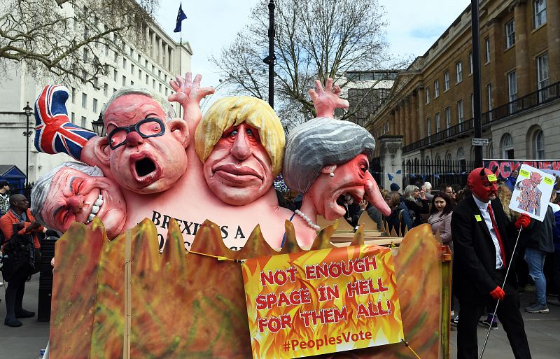 Marionetas que representan a Theresa May, Boris Johnson, Michael Gove y Nigel Farage junto al eslogan "No hay espacio suficiente en el infierno para todos ellos"