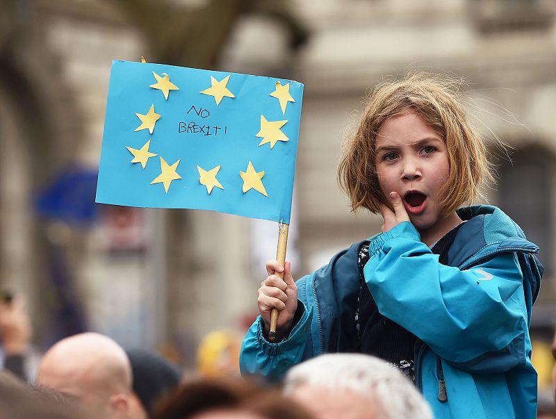 Una niña ondea una bandera de la UE en la que se puede leer el eslogan "No Bexit"