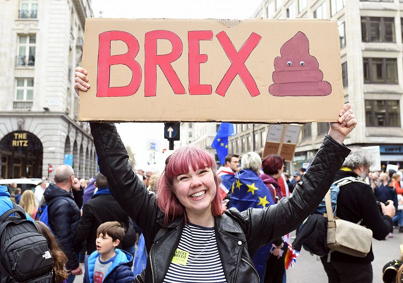 Una mujer sostiene una pancarta contra el 'Brexit'