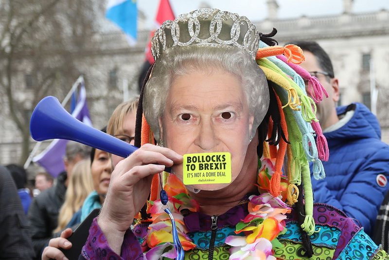 Un manifestante con una careta de la reina en la plaza del Parlamento