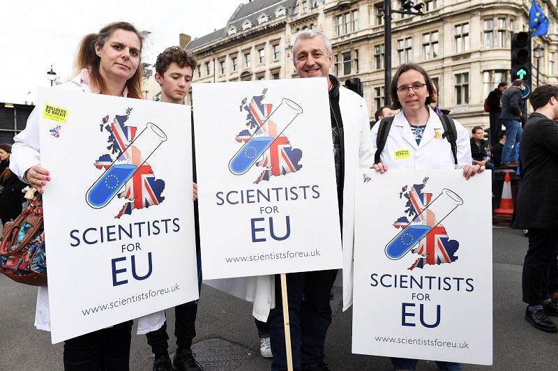 Varias personas con pancartas que rezan "Científicos por la UE" participan en la marcha en Londres