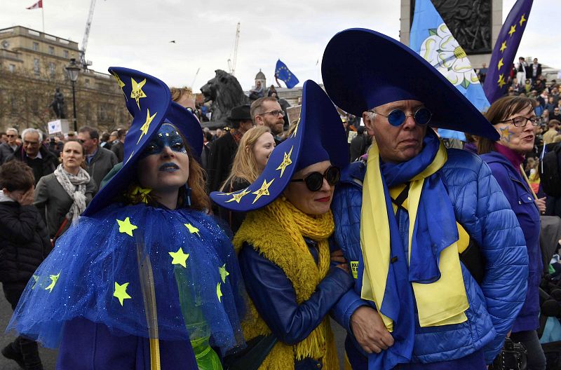 Varias personas vestidas de azul, el color de la bandera de la UE