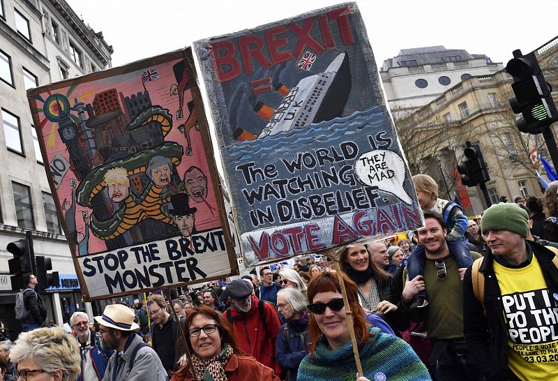 Manifestantes con una pancarta en la que se compara el 'Brexit' con el naufragio del Titanic