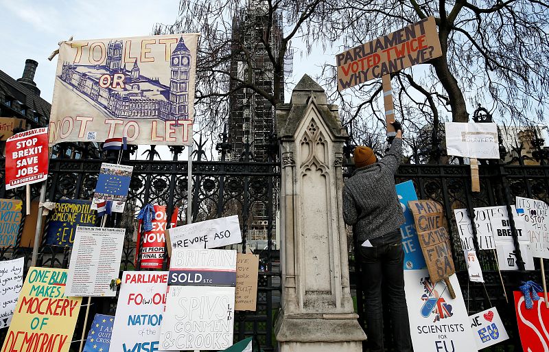 Un partidario de permanecer en la UE deja una pancarta a las puertas del Parlamento