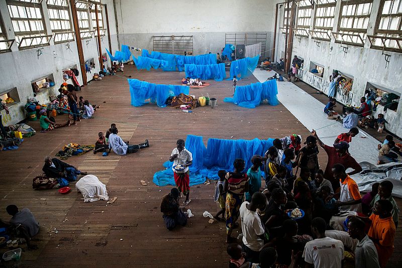 Un grupo de personas en un pabellón para refugiados en Beira, Mozambique