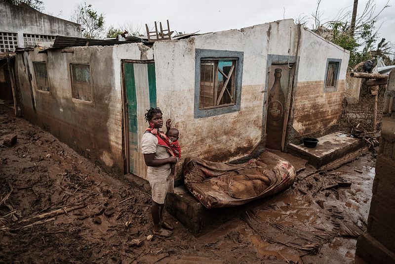 Rosa Tomas, de 27 años, posa junto a su hijo de un año Dionisio Eduardo, frente a su casa en Búzi, Mozambique