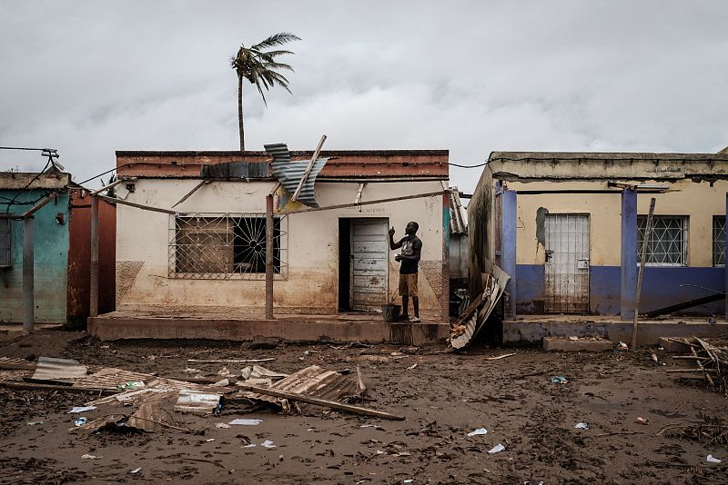 Fernando Joao Sengelani ayuda a limpiar la tienda de un amigo en Búzi, Mozambique