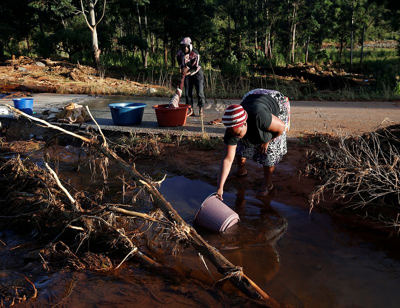 Una mujer lava la ropa en una corriente de agua en Chimanimani, Zimbabue