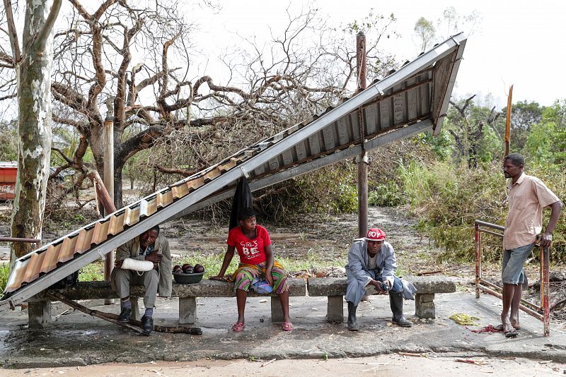 Varias personas esperan en una parada de autobús en la provincia de Sofala, en el centro de Mozambique