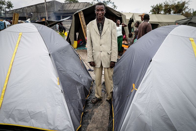 Un hombre en un campamento de refugiados en Tica, Mozambique