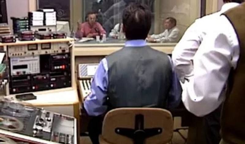Fotografía de la primera emisión de Radio 5. Guillermo Orduna conducía el boletín y el técnico era José Enrique Martín.