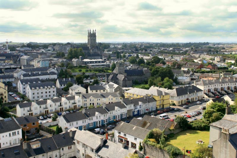 Panorámica de Kilkenny con la catedral de Santa María al fondo.