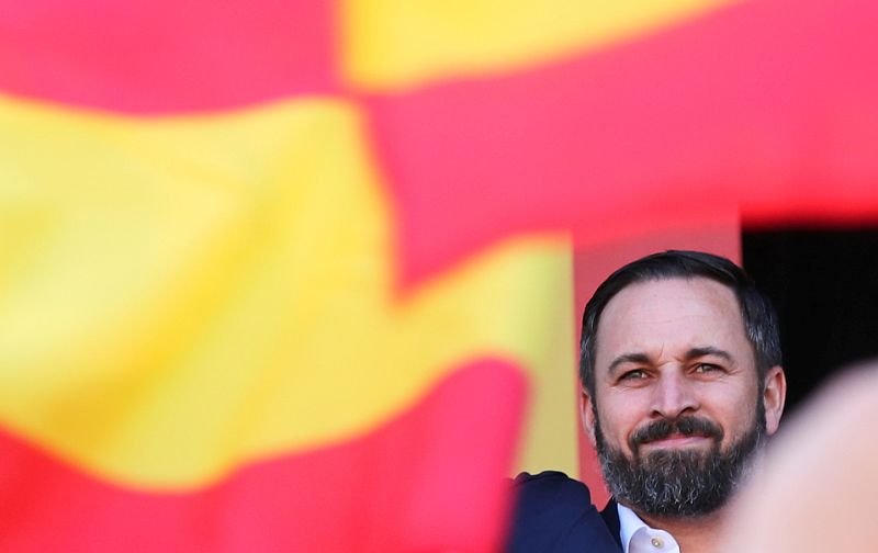 Santiago Abascal saluda a los asistentes al acto organizado por Vox en Barcelona