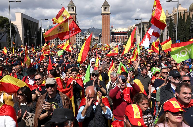 Multitudinario acto organizado por Vox en la plaza de España en Barcelona