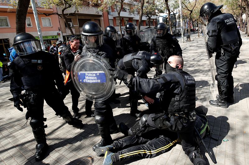 Los Mossos d'Esquadra detienen a una persona en la protesta de los CDR contra el acto de Vox