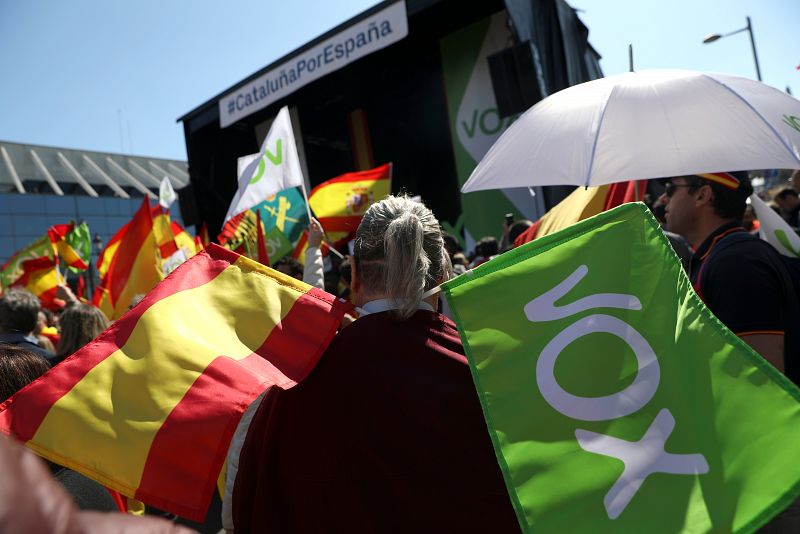 La gente se congrega en la plaza España, donde se celebra el acto del partido que lidera Santiago Abascal