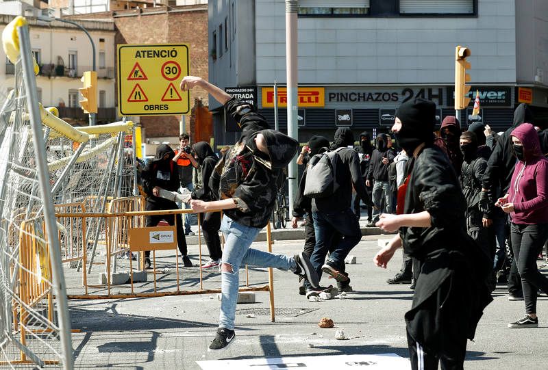 Un grupo de independentistas arroja objetos a los Mossos durante las protestas organizadas contra el acto de Vox en Barcelona