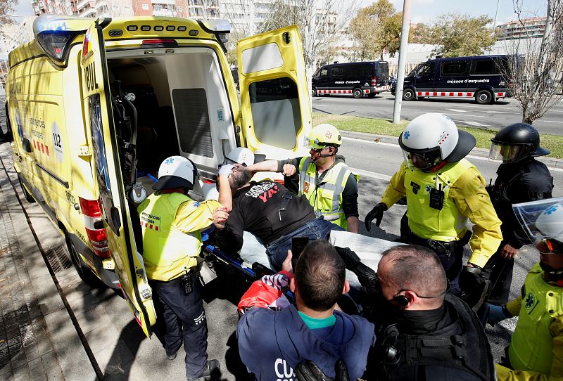 Los servicios de emergencia se llevan en ambulancia a un simpatizante de Vox que ha resultado herido en la protesta de los CDR contra el acto organizado por el partido de Santiago Abascal