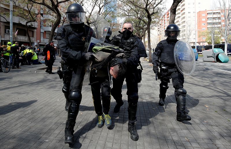 Uno de los detenidos durante las protestas contra el acto de Vox en Barcelona