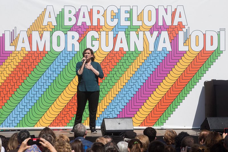 La alcaldesa de Barcelona, Ada Colau, interviene en el acto reivindicativo con el título "En Barcelona el amor gana al odio", impulsado por Women's March Barcelona para contrarrestar la movilización convocada por Vox