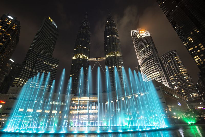 Las Torres Petronas de Kuala Lumpur con las luces apagadas