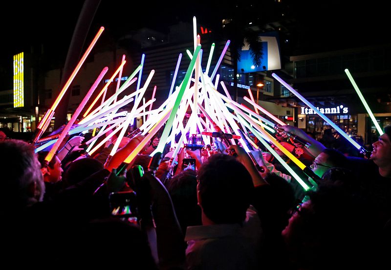 Seguidores de La Guerra de las Galaxias celebran con sus espadas de luz en todo lo alto la Hora del Planeta en Taguig, Filipinas