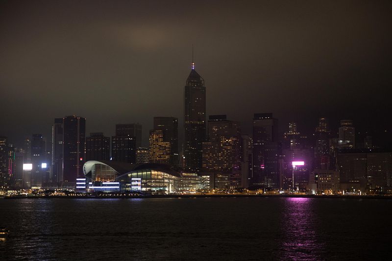 Los edificios comerciales del distrito Wanchai de Hong Kong con las luces apagadas