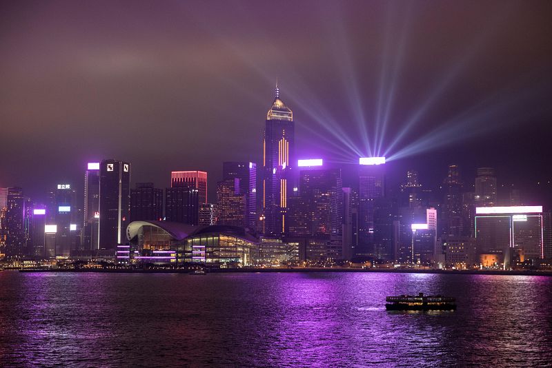 Los edificios comerciales del distrito Wanchai de Hong Kong con las luces encendidas