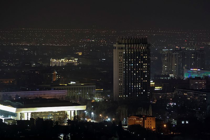 El hotel Kazajistán en la ciudad de Almatý con las luces apagadas