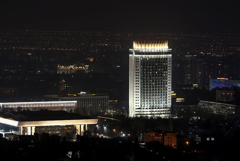 El hotel Kazajistán en la ciudad de Almatý con las luces encendidas