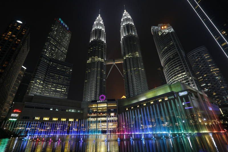 Las Torres Petronas de Kuala Lumpur con las luces encendidas