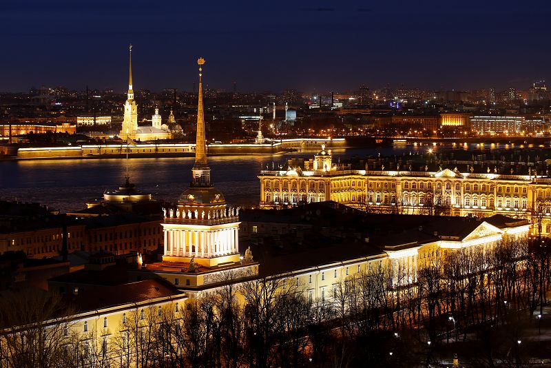 El centro histórico de San Petersburgo con las luces encendidas