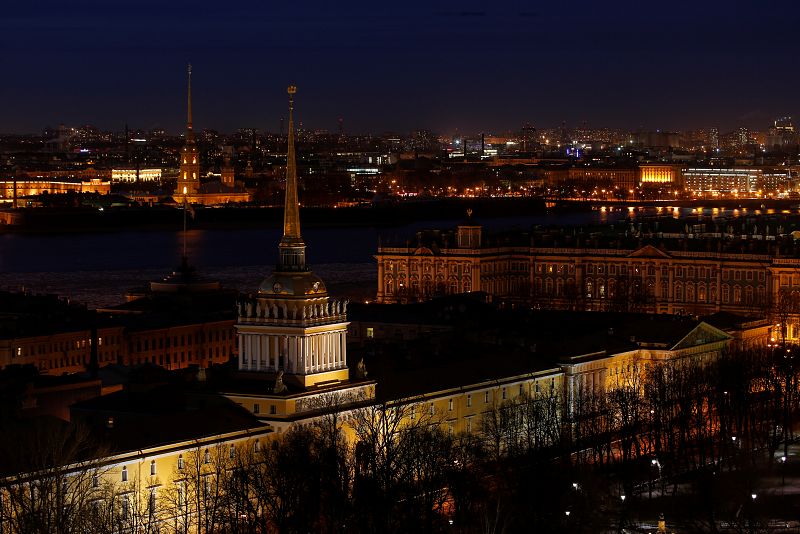 El centro histórico de San Petersburgo con las luces apagadas