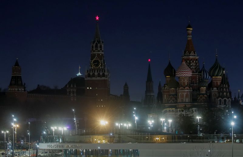 El Kremlin de Moscú con las luces apagadas