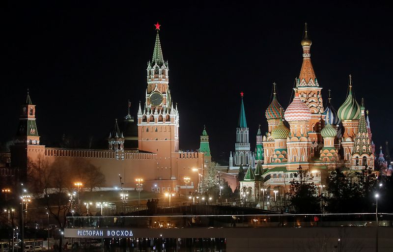 El Kremlin de Moscú con las luces encendidas