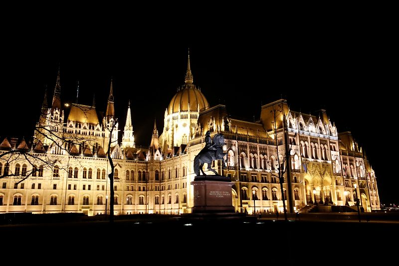 El Parlamento húngaro con las luces encendidas