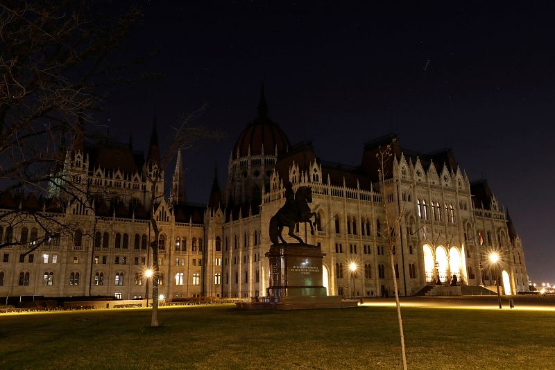 El Parlamento húngaro con las luces apagadas