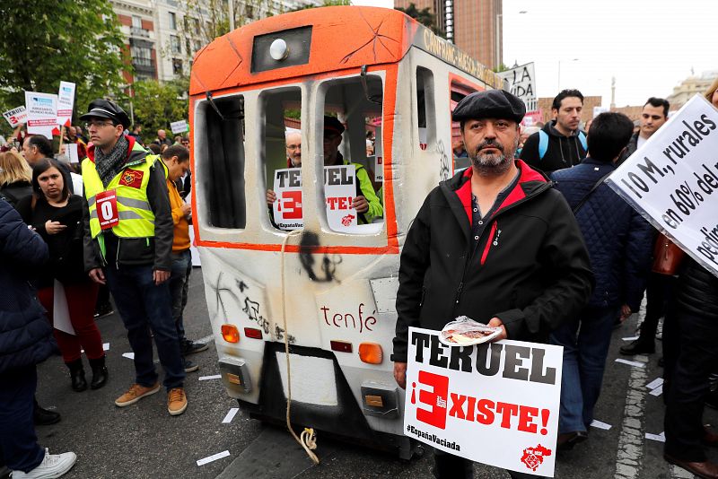 Decenas de plataformas vecinales, lideradas por Teruel Existe y Soria ¡Ya!, se manifiestan en Madrid para frenar la despoblación