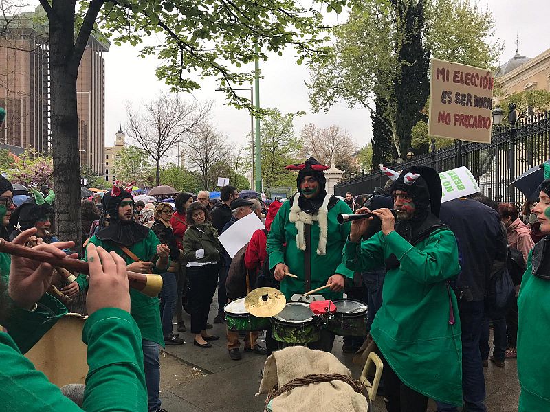 A pesar de la lluvia que ha caído en Madrid, el ambiente festivo ha dominado en la manifestación