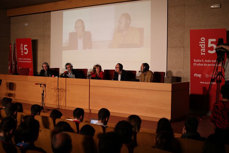 Mesa coloquio sobre la revolución digital que viven los medios.