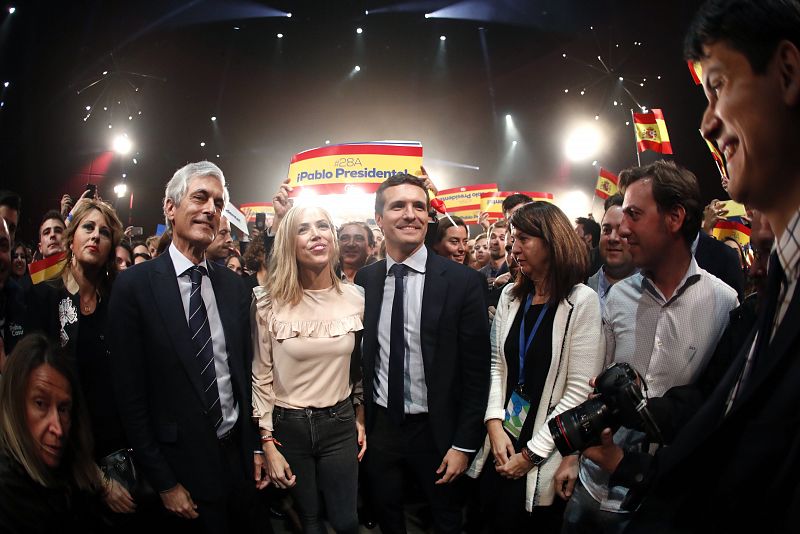 El candidato del Partido Popular a la presidencia del Gobierno, Pablo Casado, acompañado por su esposa, y Adolfo Suárez Illana (2i) en el acto de inicio de campaña electoral. 