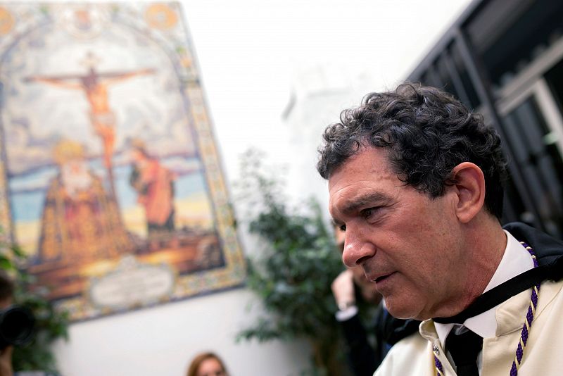 El actor malagueño Antonio Banderas participa como mayordomo del Trono de María Santísima de Lágrimas y Favores en las Cofradías Fusionadas, en el inicio de la Semana Santa de Málaga