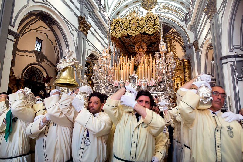 Trono de María Santísima de Lágrimas y Favores en las Cofradías Fusionadas que procesiona por las calles de Málaga el Domingo de Ramos