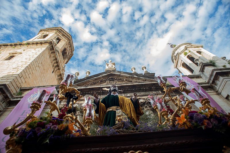 La Cofradía de la Oración en el Huerto de la Congregación de la Santa Vera-Cruz a su salida de la Basílica menor de San Ildefonso, en la tarde de Domingo de Ramos