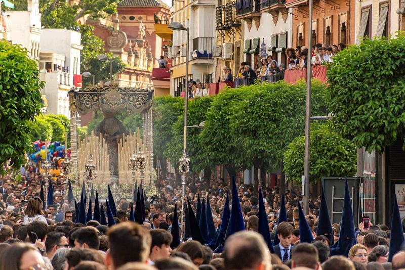 La Virgen de La Estrella a su paso por la calle San Jacinto en la jornada del Domingo de Ramos