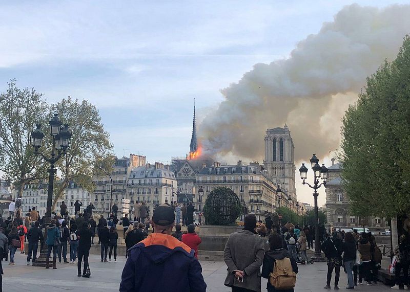  La catedral de Notre Dame de París, uno de los monumentos más emblemáticos de la capital francesa, está sufriendo un incendio.