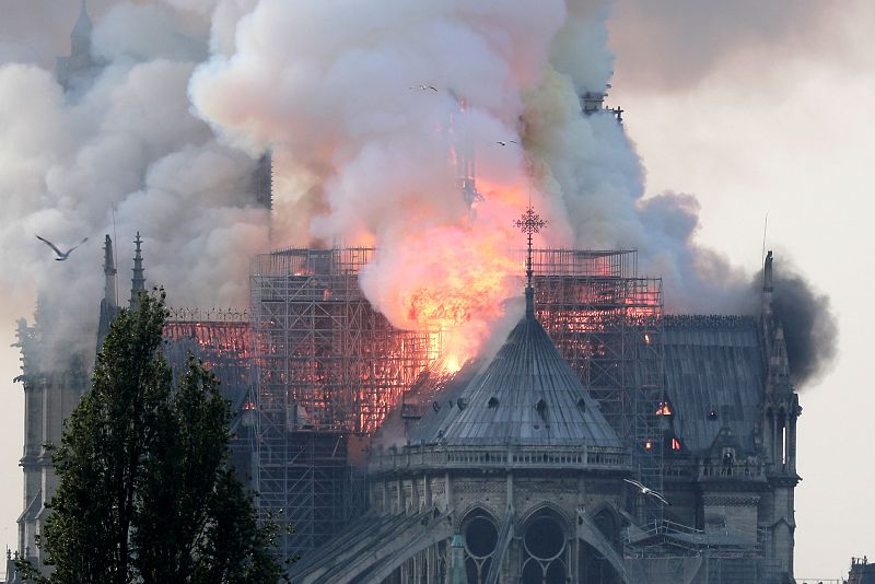 La catedral de Notre Dame de París, uno de los monumentos más emblemáticos de la capital francesa, está sufriendo un incendio.