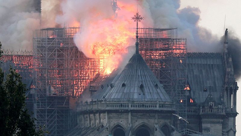 Un gran despliegue de bomberos trata de controlar las llamas, que salen sobre todo de la aguja central del templo, que es visitado por miles de personas cada día. 